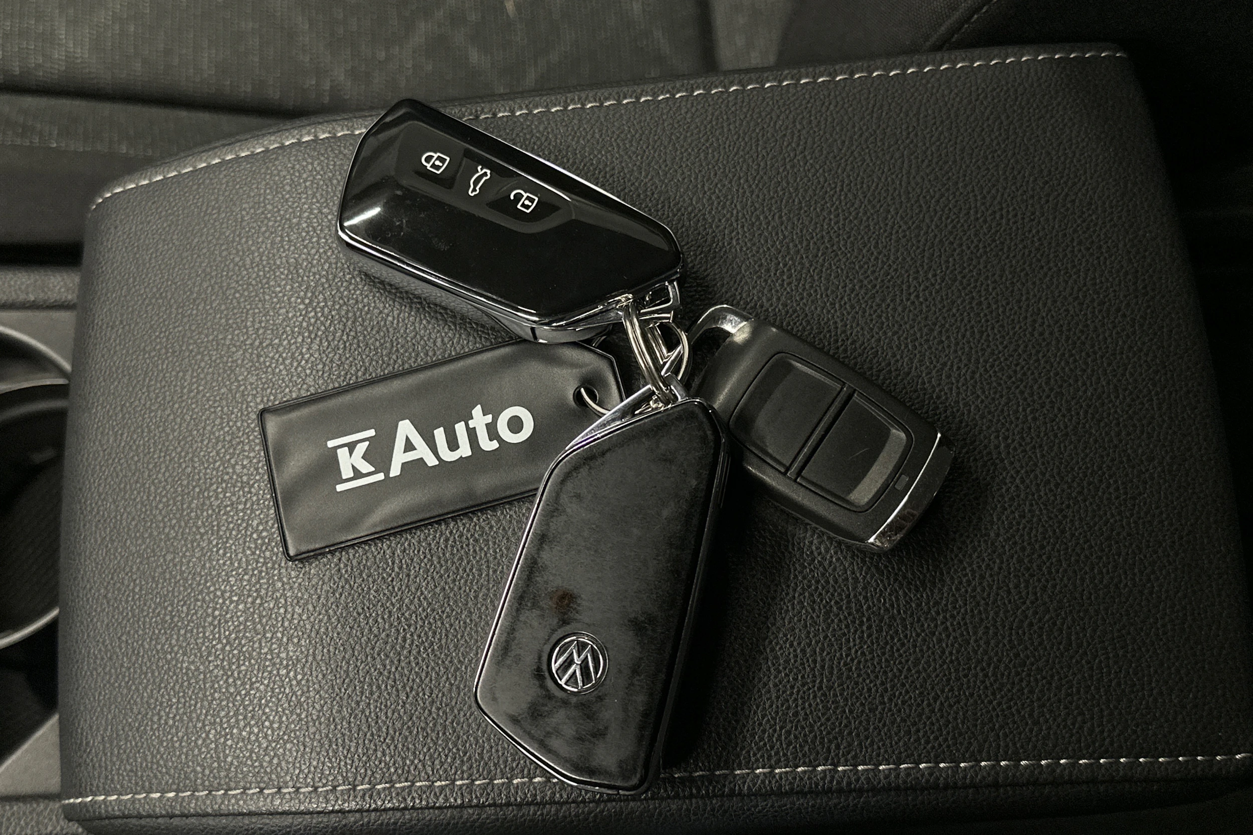 valkoinen Volkswagen Golf 2024 kuva 33.