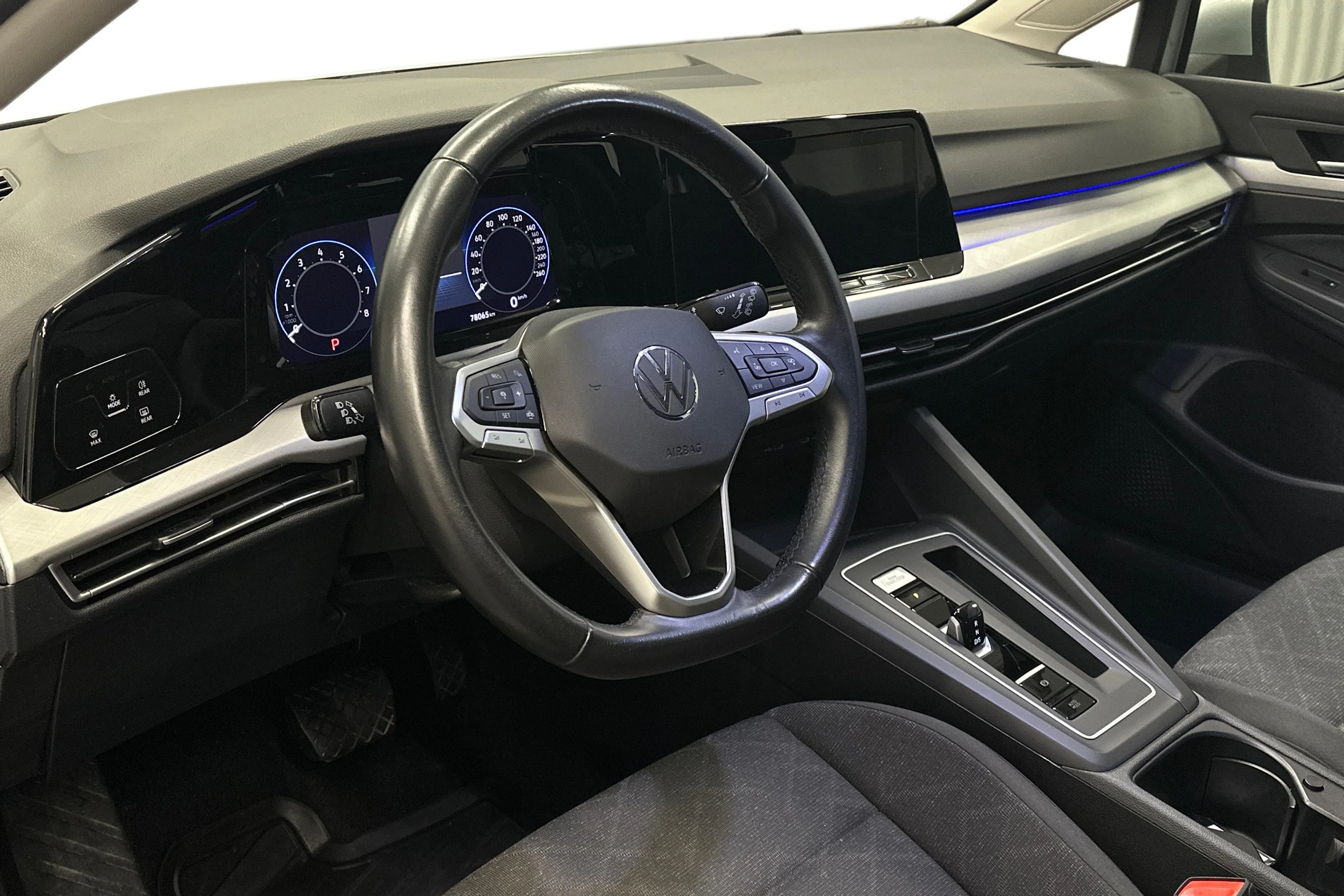 harmaa Volkswagen Golf 2024 kuva 6.