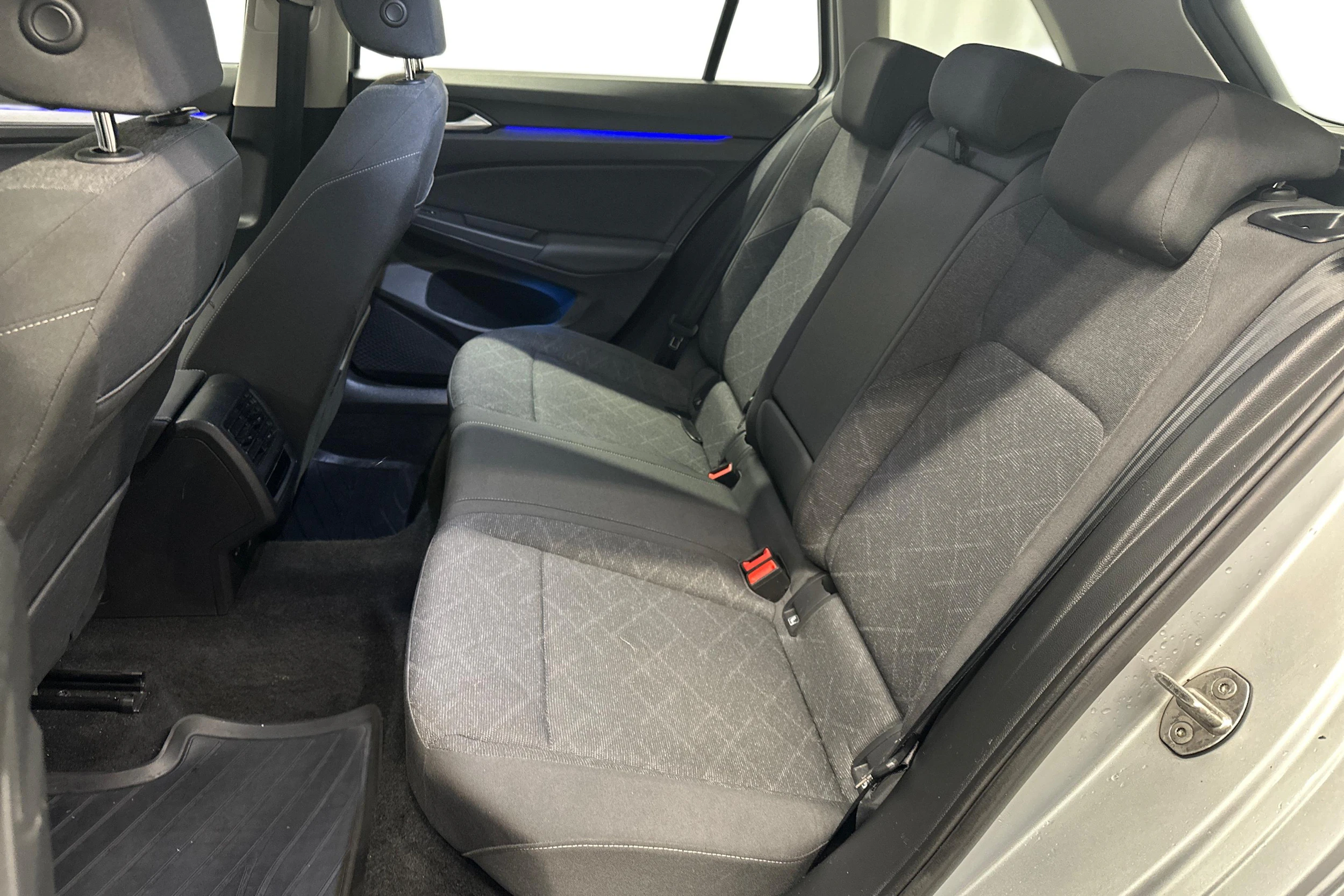 harmaa Volkswagen Golf 2024 kuva 8.