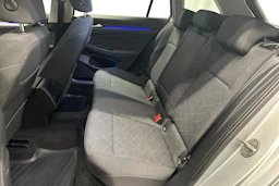 harmaa Volkswagen Golf 2024 kuva 8.