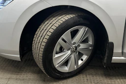 harmaa Volkswagen Golf 2024 kuva 10.