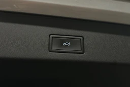 harmaa Volkswagen Golf 2024 kuva 32.