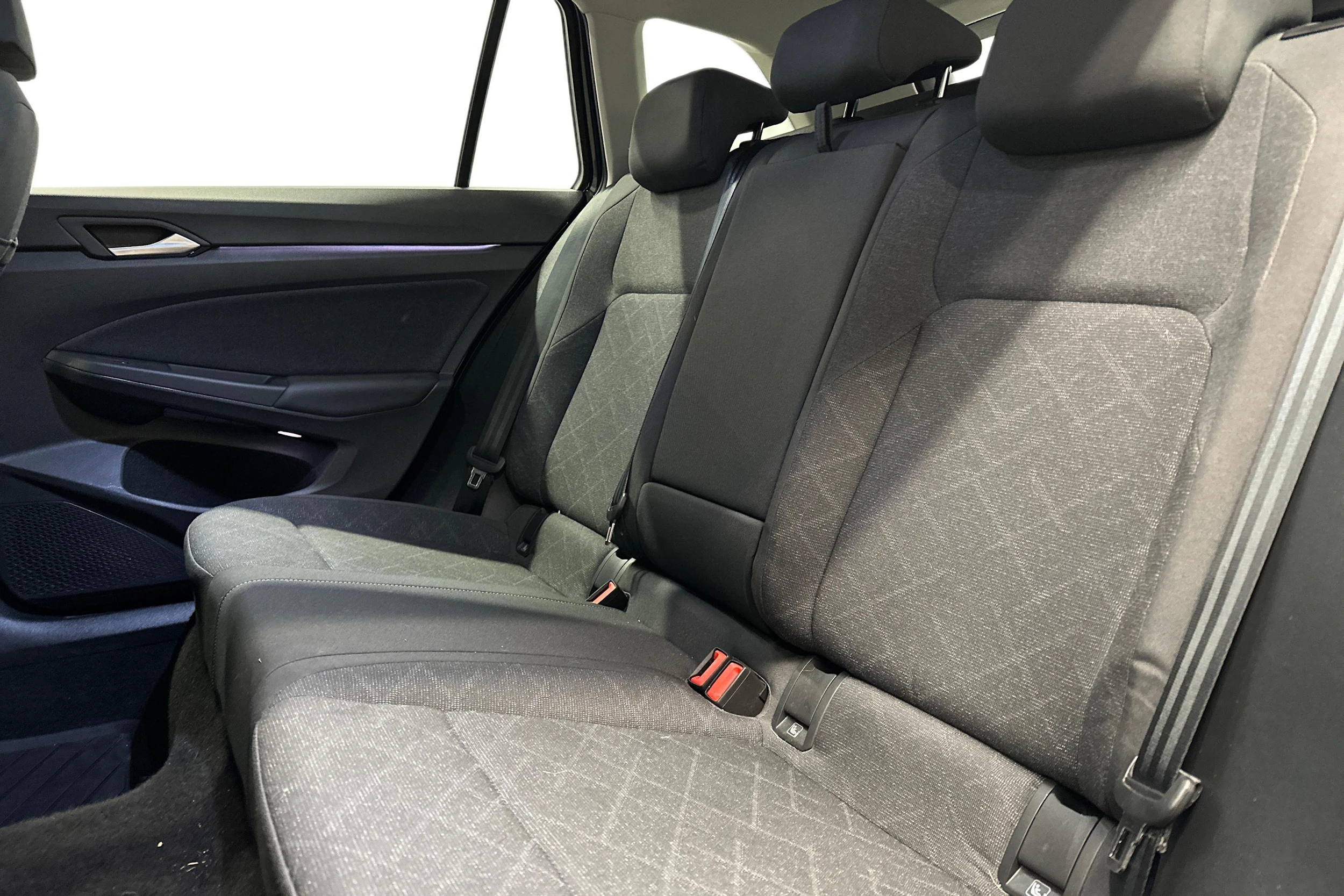 musta Volkswagen Golf 2024 kuva 8.