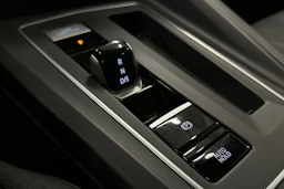 musta Volkswagen Golf 2024 kuva 18.