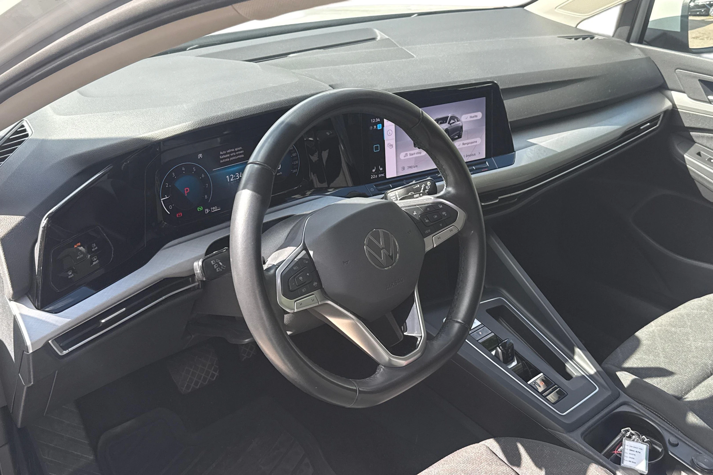 valkoinen Volkswagen Golf 2024 kuva 3.