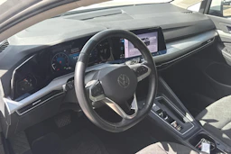 valkoinen Volkswagen Golf 2024 kuva 3.