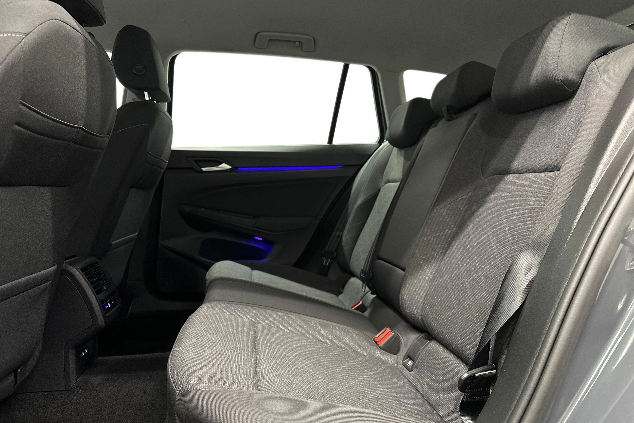harmaa Volkswagen Golf 2024 kuva 11.