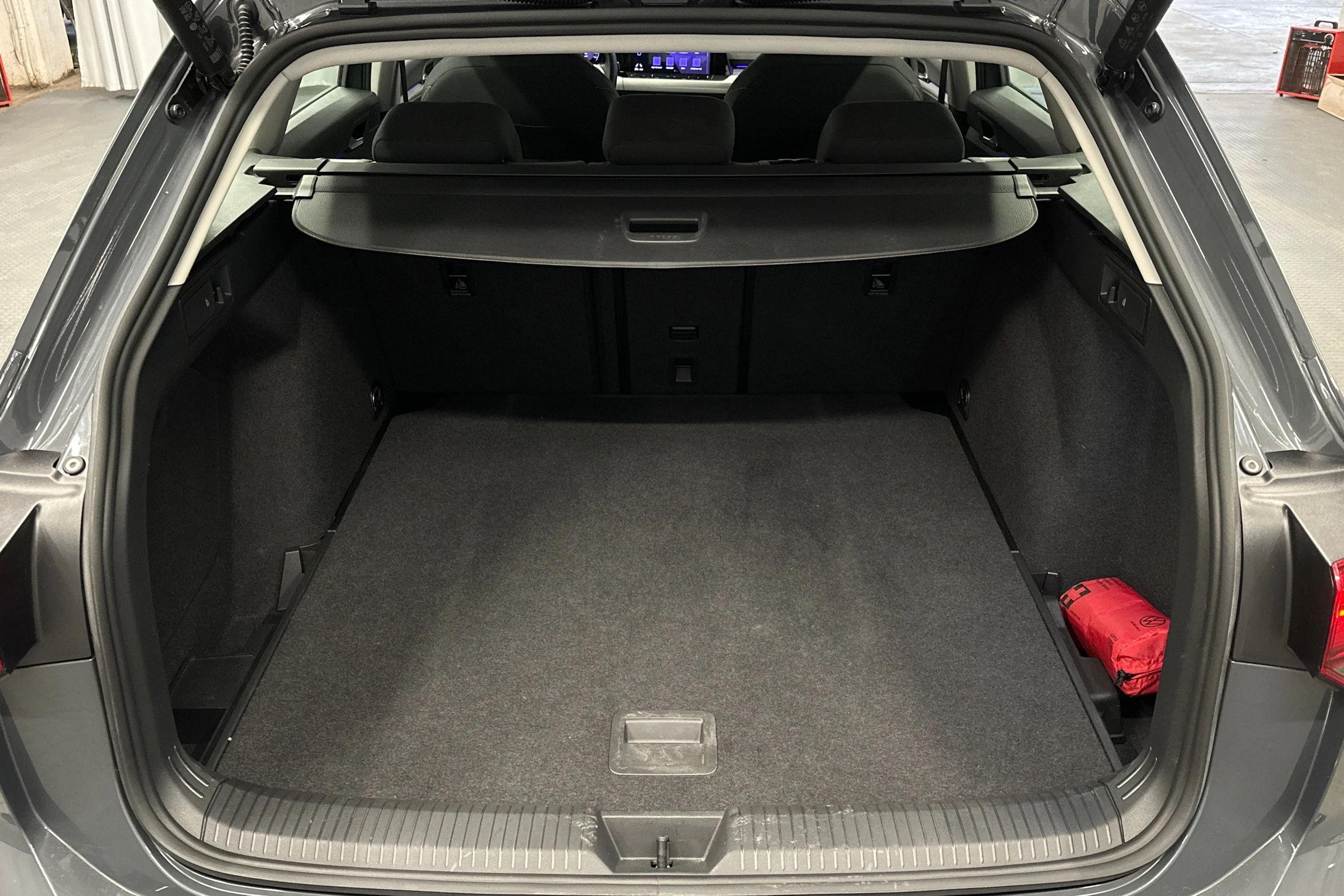 harmaa Volkswagen Golf 2024 kuva 15.