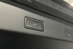 harmaa Volkswagen Golf 2024 kuva 16.
