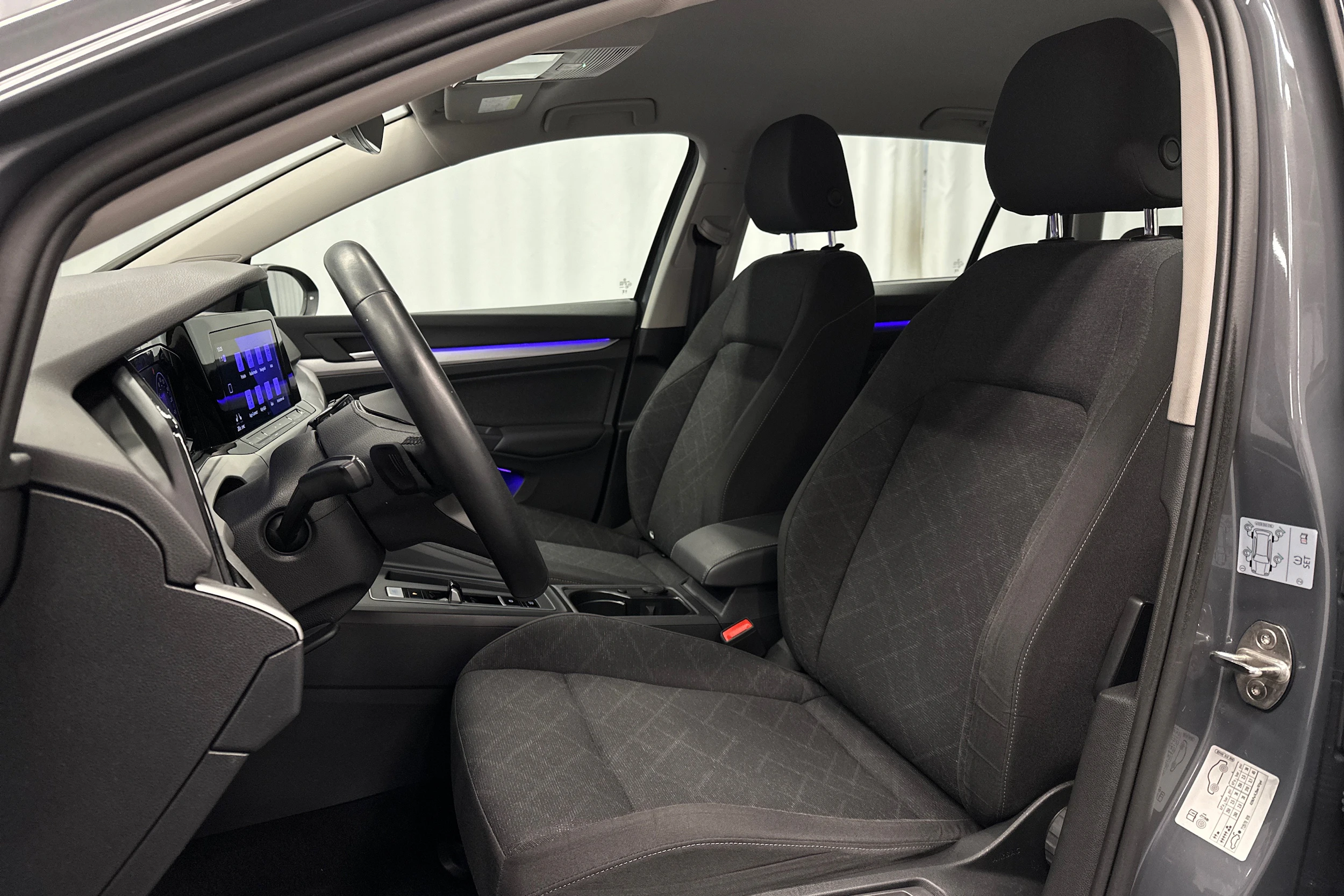 harmaa Volkswagen Golf 2024 kuva 18.
