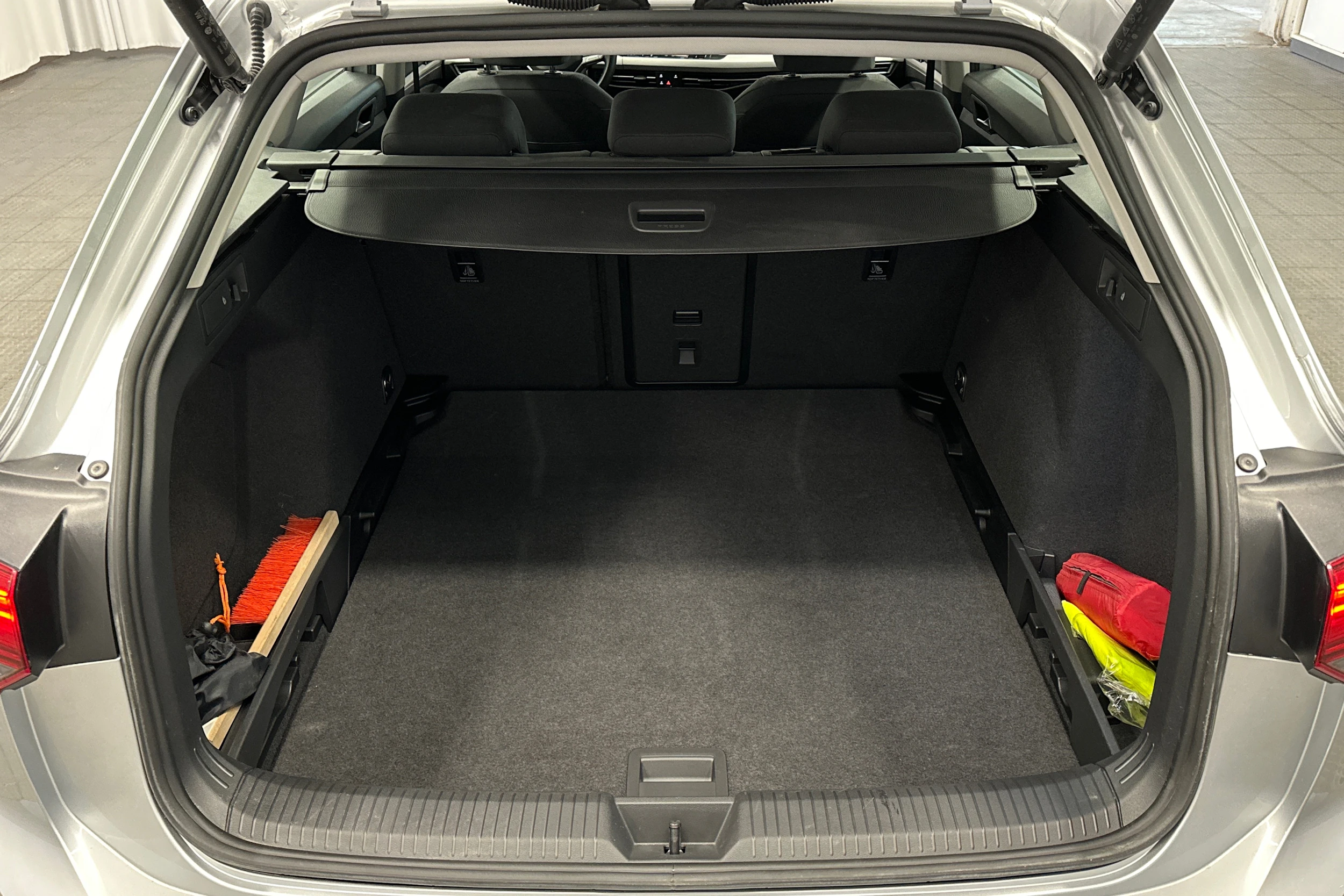 harmaa Volkswagen Golf 2024 kuva 15.