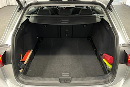 harmaa Volkswagen Golf 2024 kuva 15.