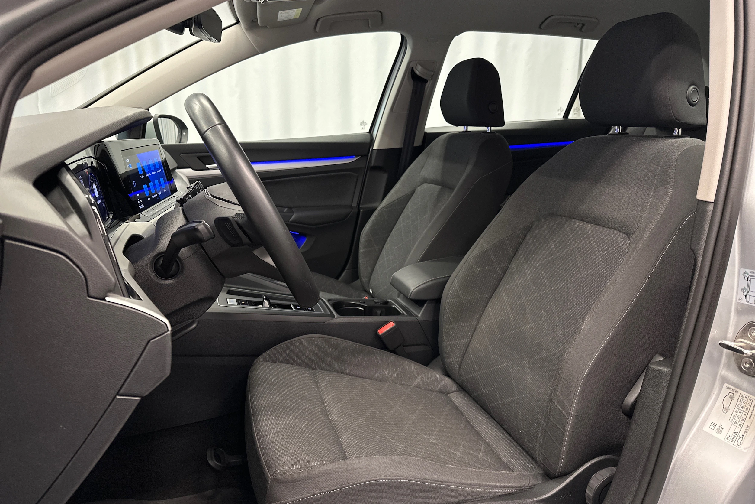 harmaa Volkswagen Golf 2024 kuva 18.