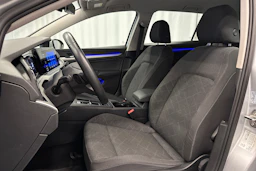 harmaa Volkswagen Golf 2024 kuva 18.