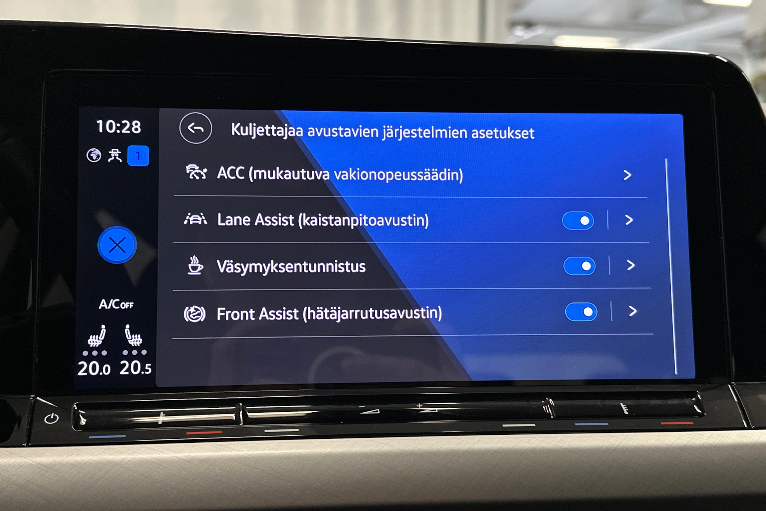 harmaa Volkswagen Golf 2024 kuva 25.