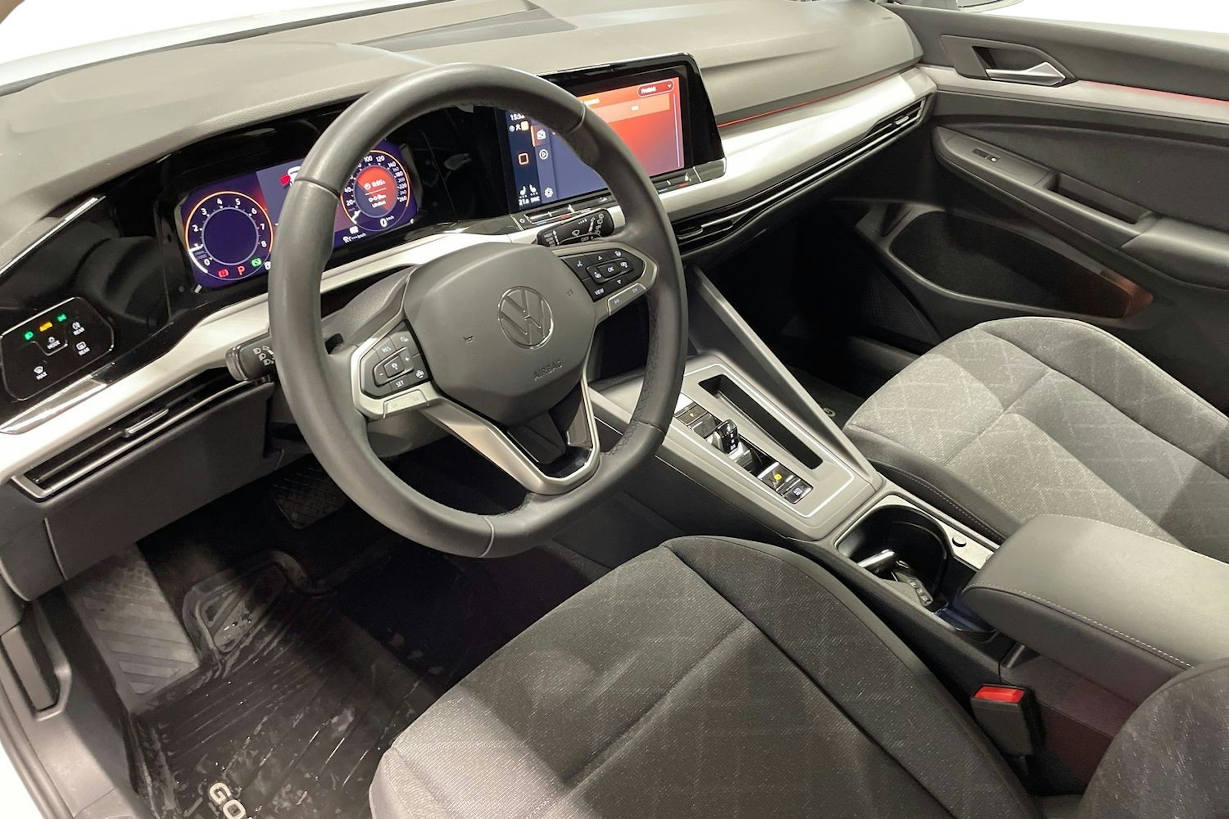 valkoinen Volkswagen Golf 2024 kuva 6.