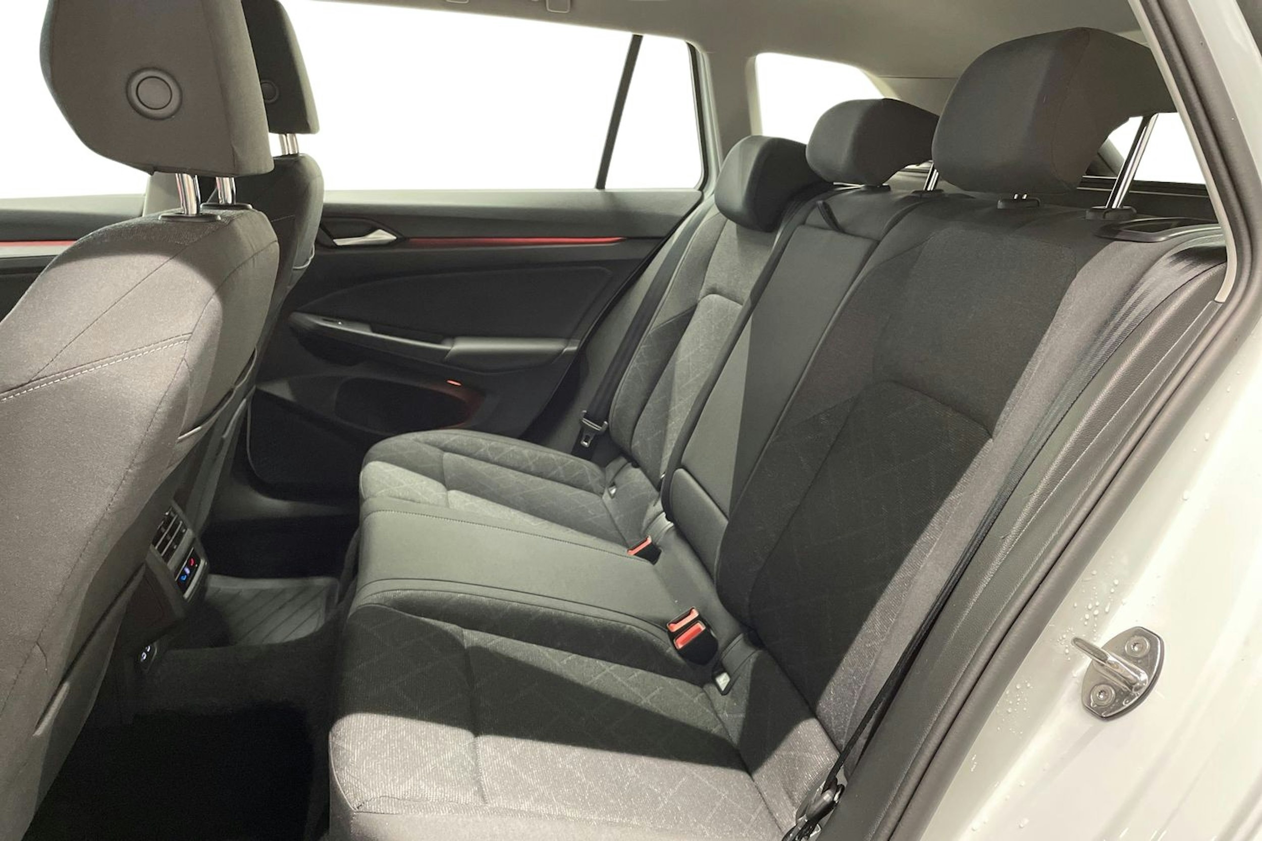 valkoinen Volkswagen Golf 2024 kuva 8.
