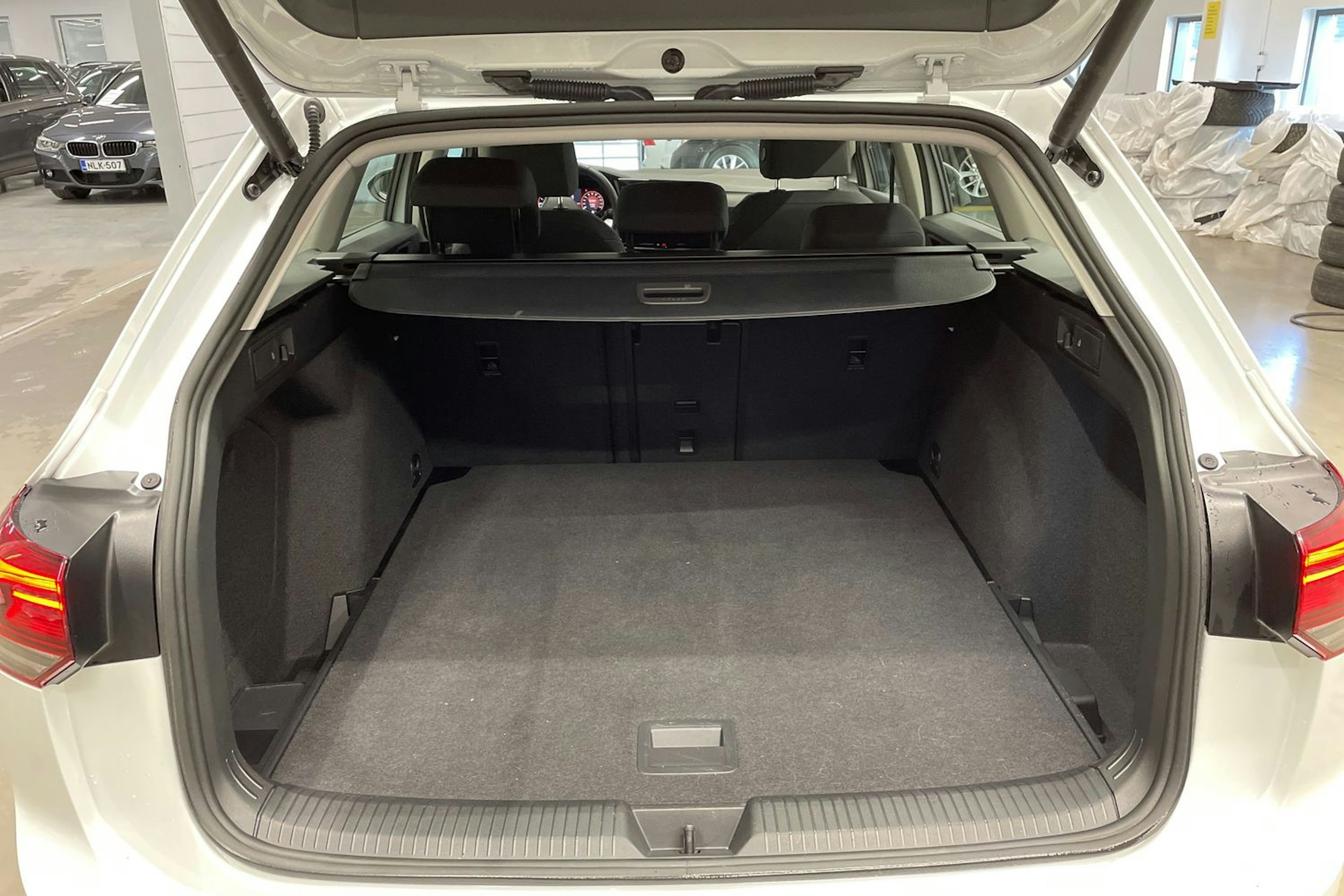 valkoinen Volkswagen Golf 2024 kuva 11.