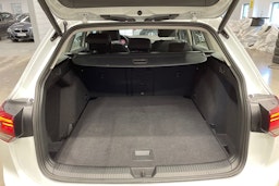 valkoinen Volkswagen Golf 2024 kuva 11.