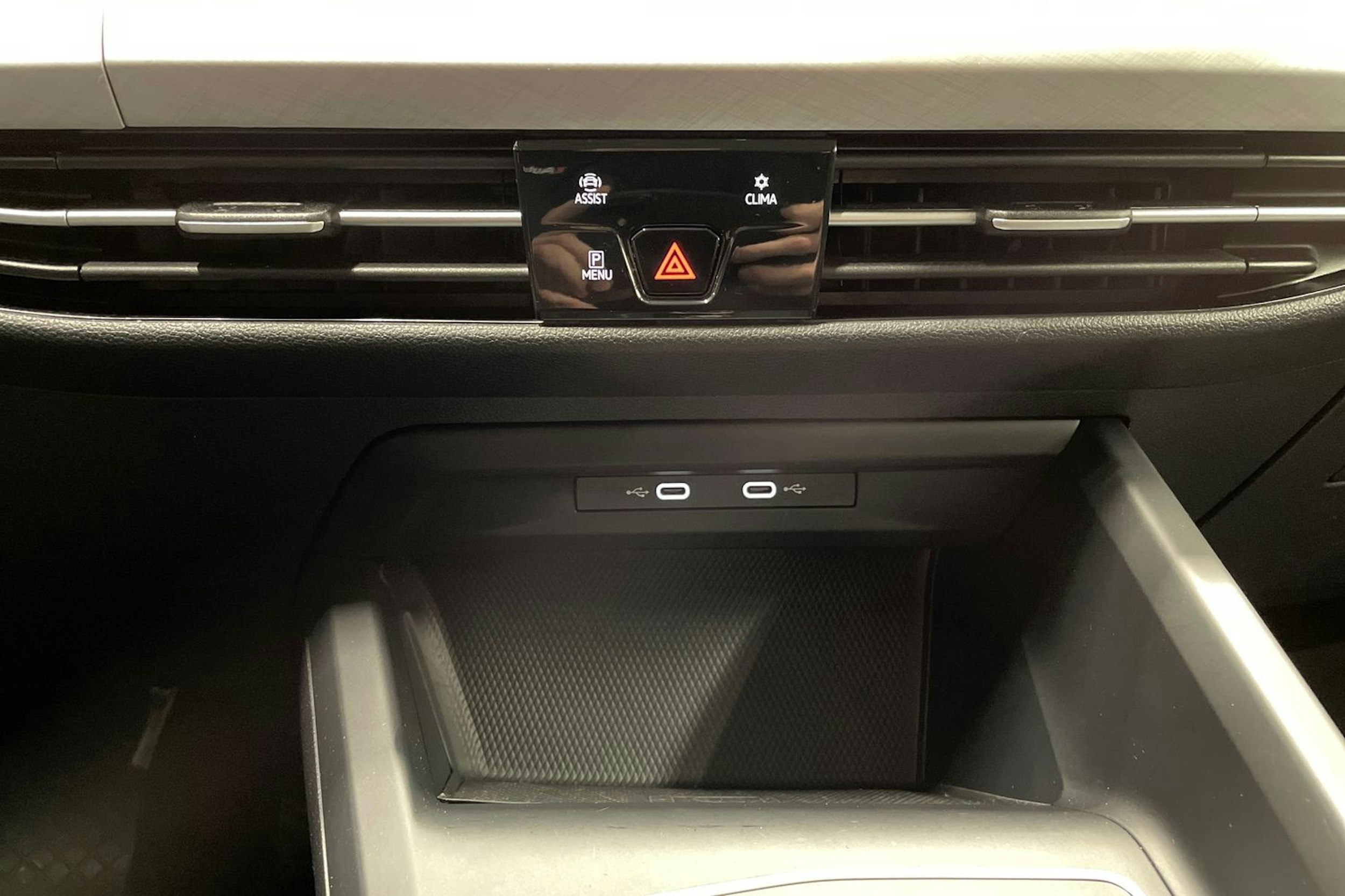 valkoinen Volkswagen Golf 2024 kuva 19.