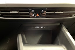 valkoinen Volkswagen Golf 2024 kuva 19.