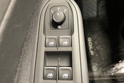 valkoinen Volkswagen Golf 2024 kuva 23.