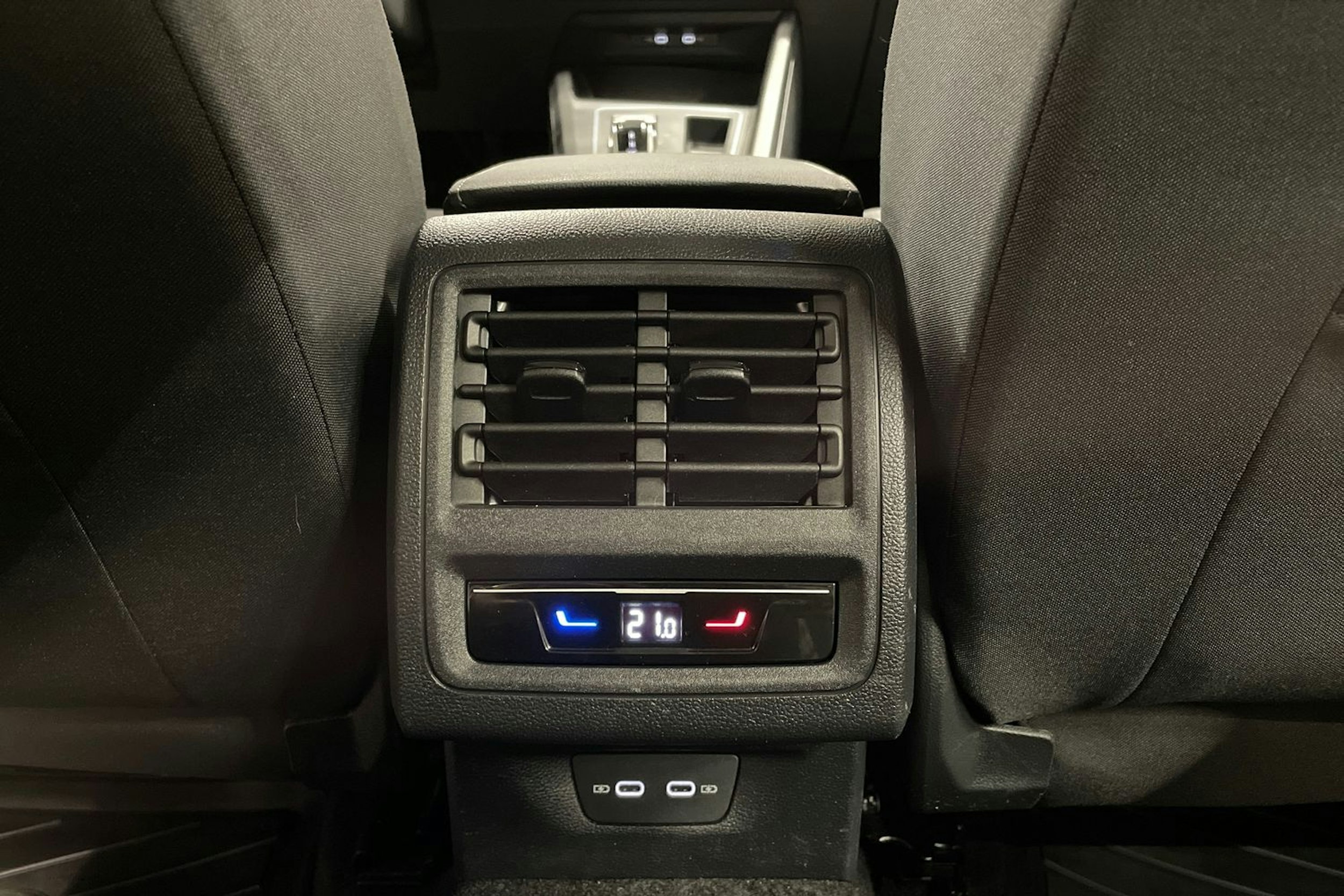 valkoinen Volkswagen Golf 2024 kuva 25.