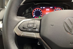 valkoinen Volkswagen Golf 2024 kuva 26.