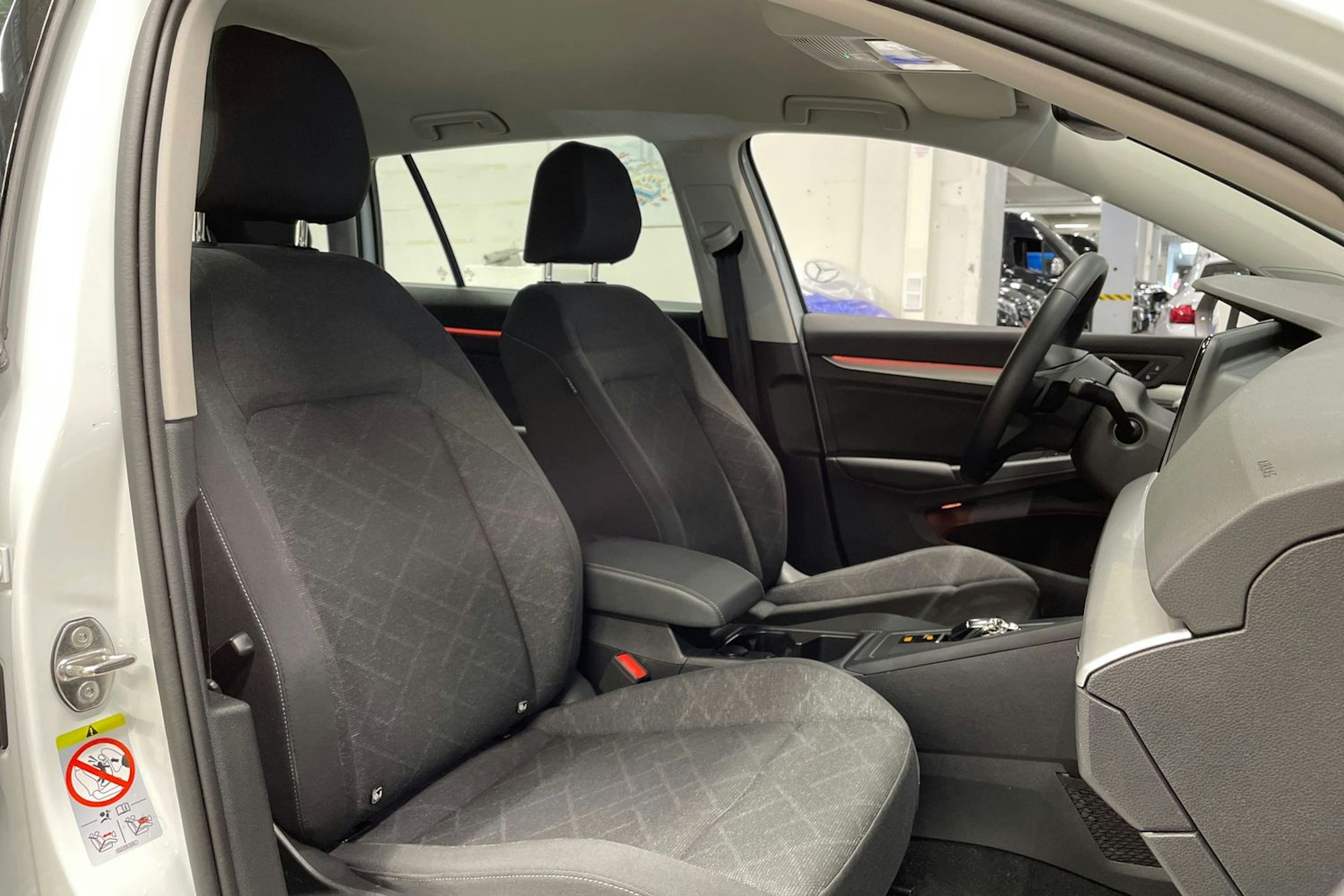 valkoinen Volkswagen Golf 2024 kuva 28.