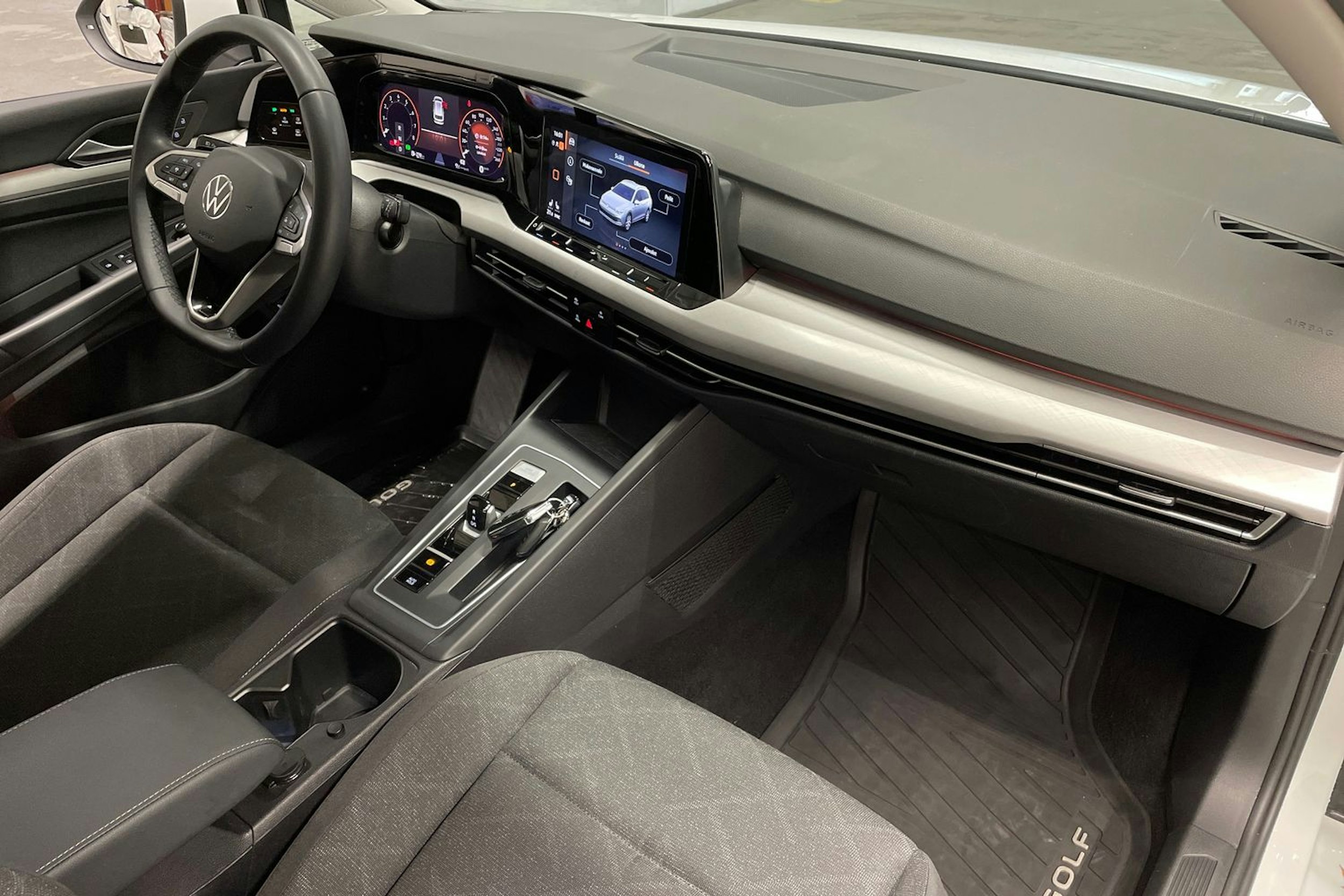 valkoinen Volkswagen Golf 2024 kuva 29.