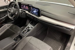 valkoinen Volkswagen Golf 2024 kuva 29.