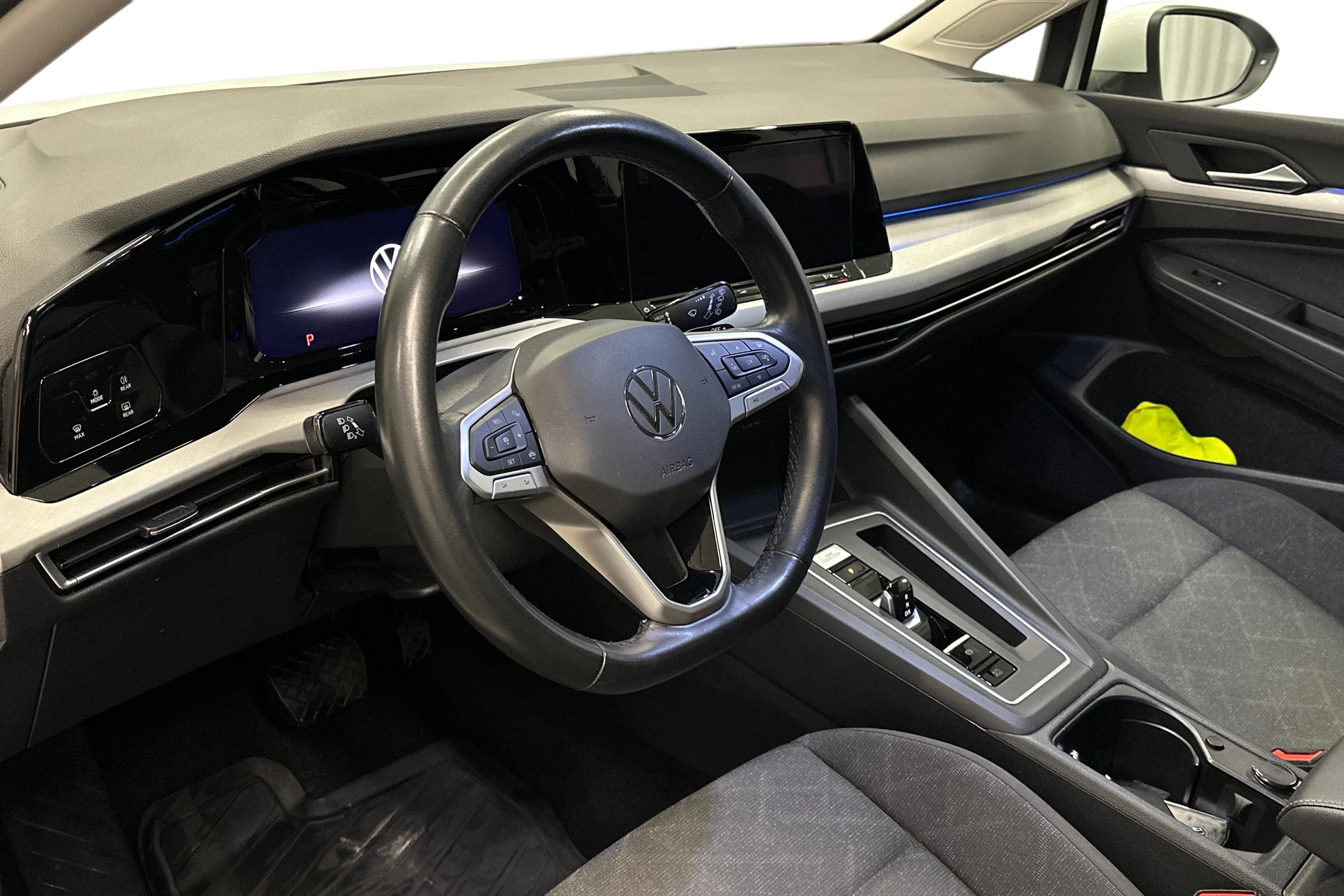 valkoinen Volkswagen Golf 2024 kuva 6.