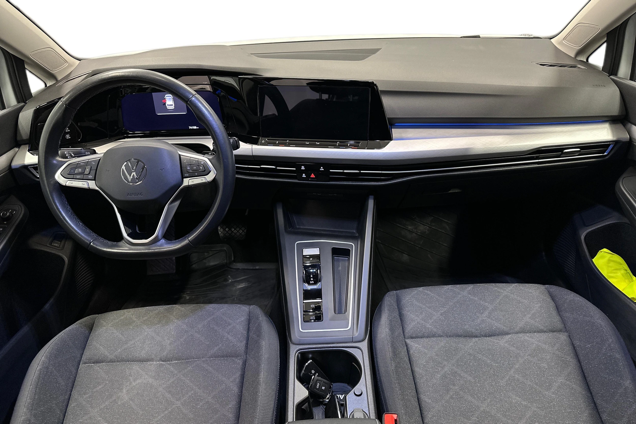 valkoinen Volkswagen Golf 2024 kuva 7.