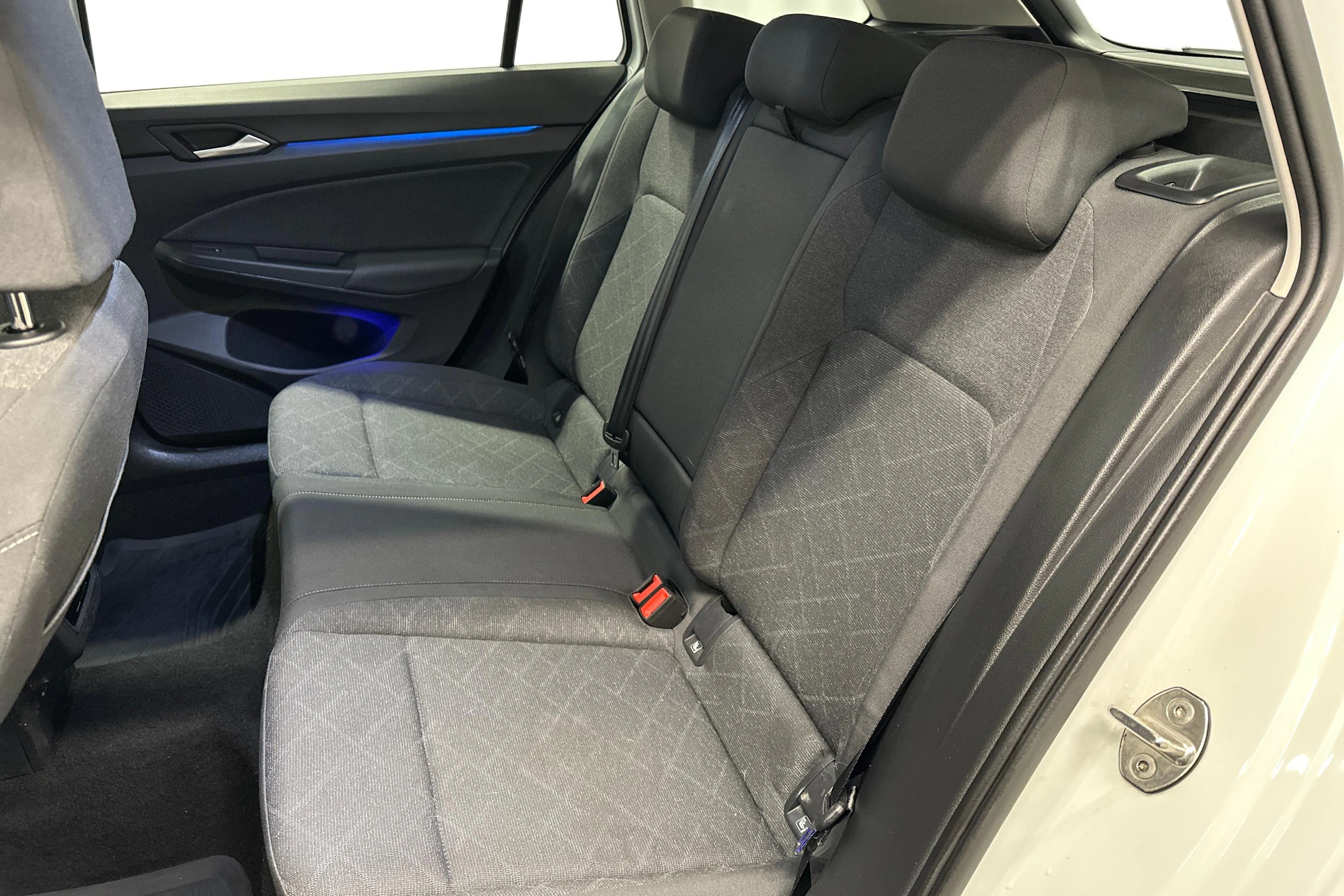 valkoinen Volkswagen Golf 2024 kuva 8.