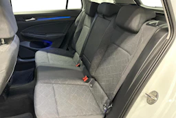 valkoinen Volkswagen Golf 2024 kuva 8.