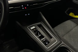 valkoinen Volkswagen Golf 2024 kuva 27.