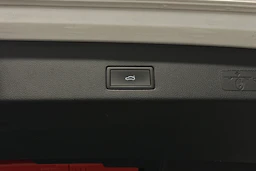 valkoinen Volkswagen Golf 2024 kuva 32.