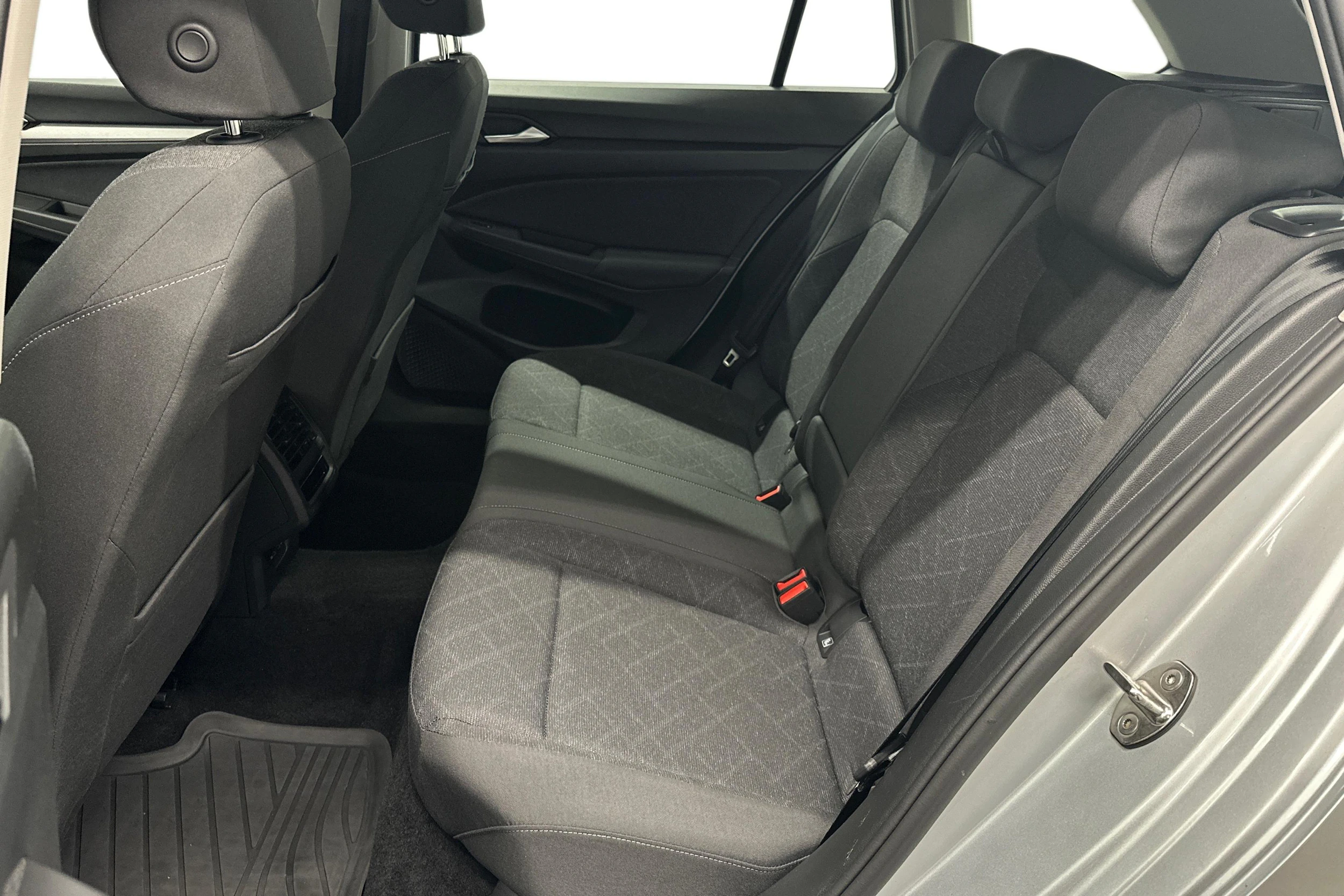harmaa Volkswagen Golf 2024 kuva 8.
