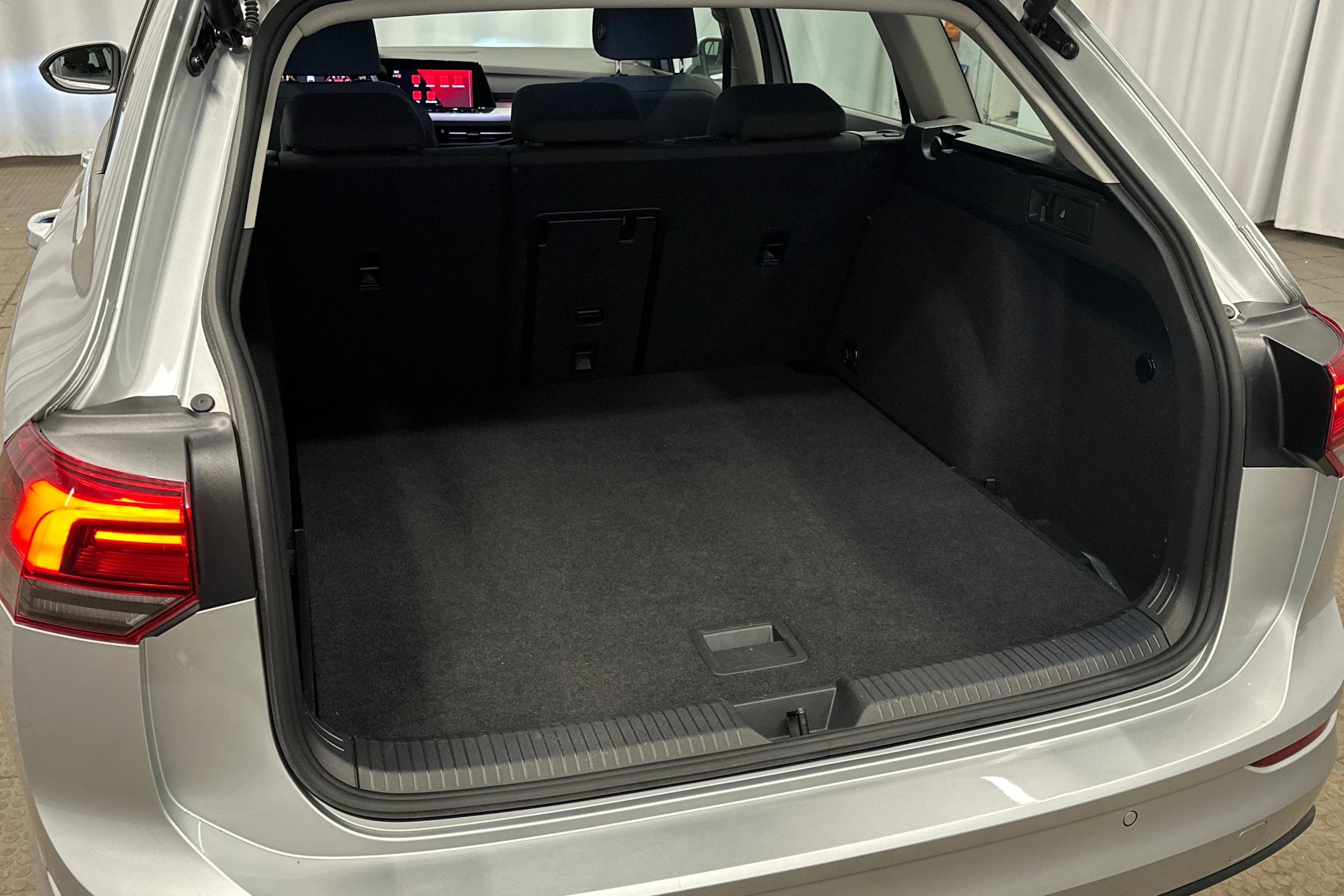 harmaa Volkswagen Golf 2024 kuva 31.