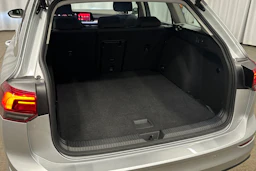 harmaa Volkswagen Golf 2024 kuva 31.