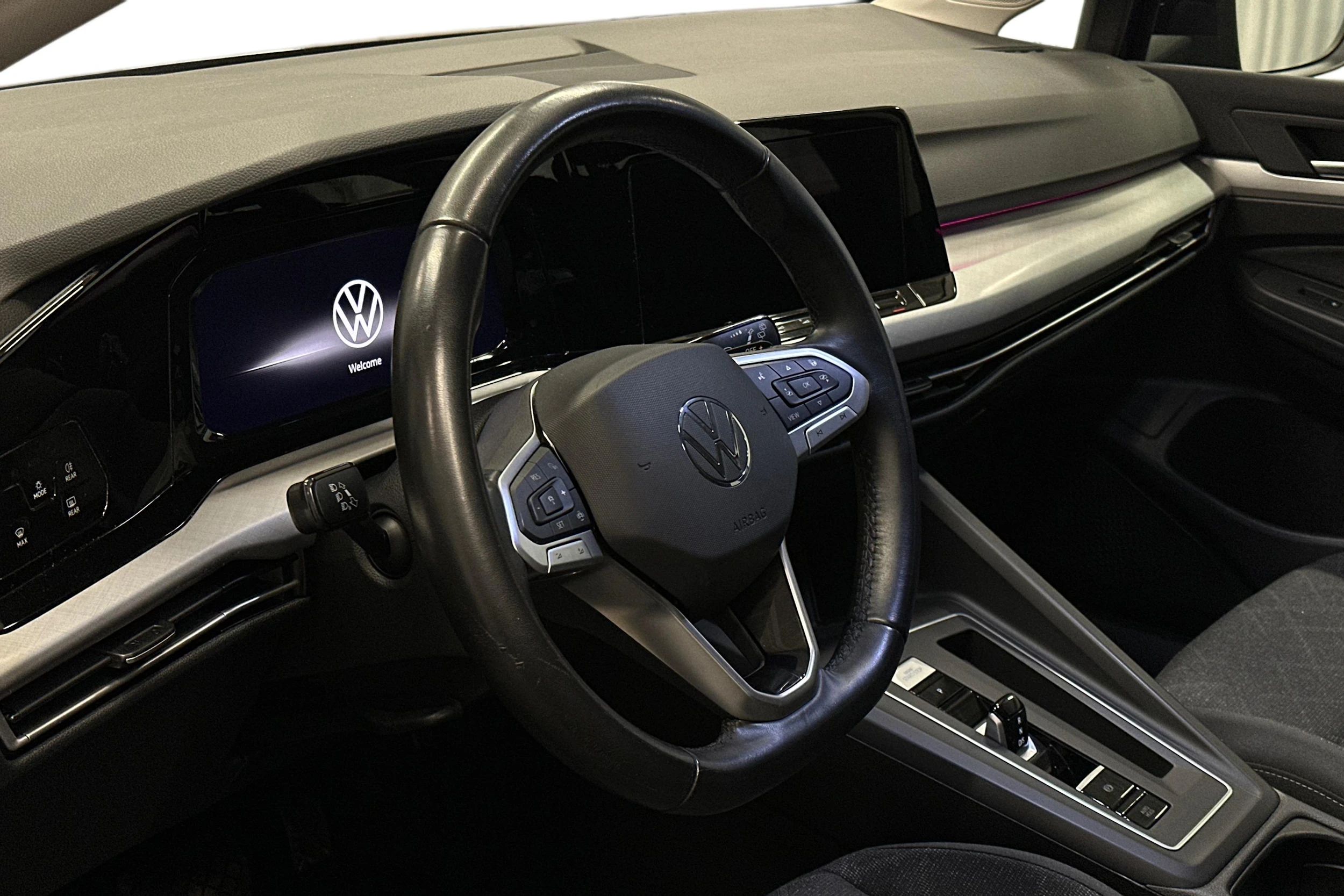 sininen Volkswagen Golf 2024 kuva 6.