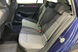 sininen Volkswagen Golf 2024 kuva 8.