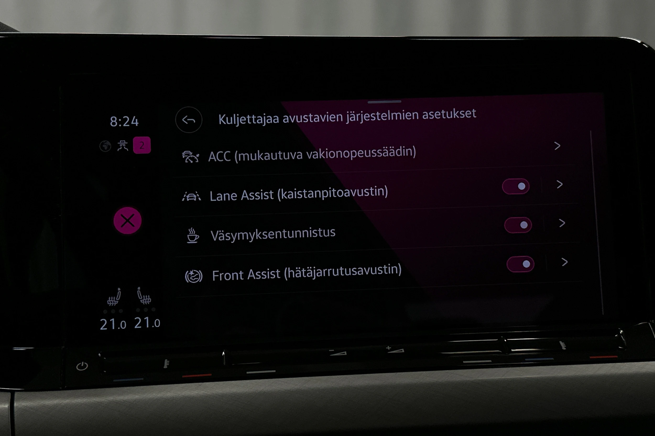sininen Volkswagen Golf 2024 kuva 23.