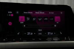 sininen Volkswagen Golf 2024 kuva 24.