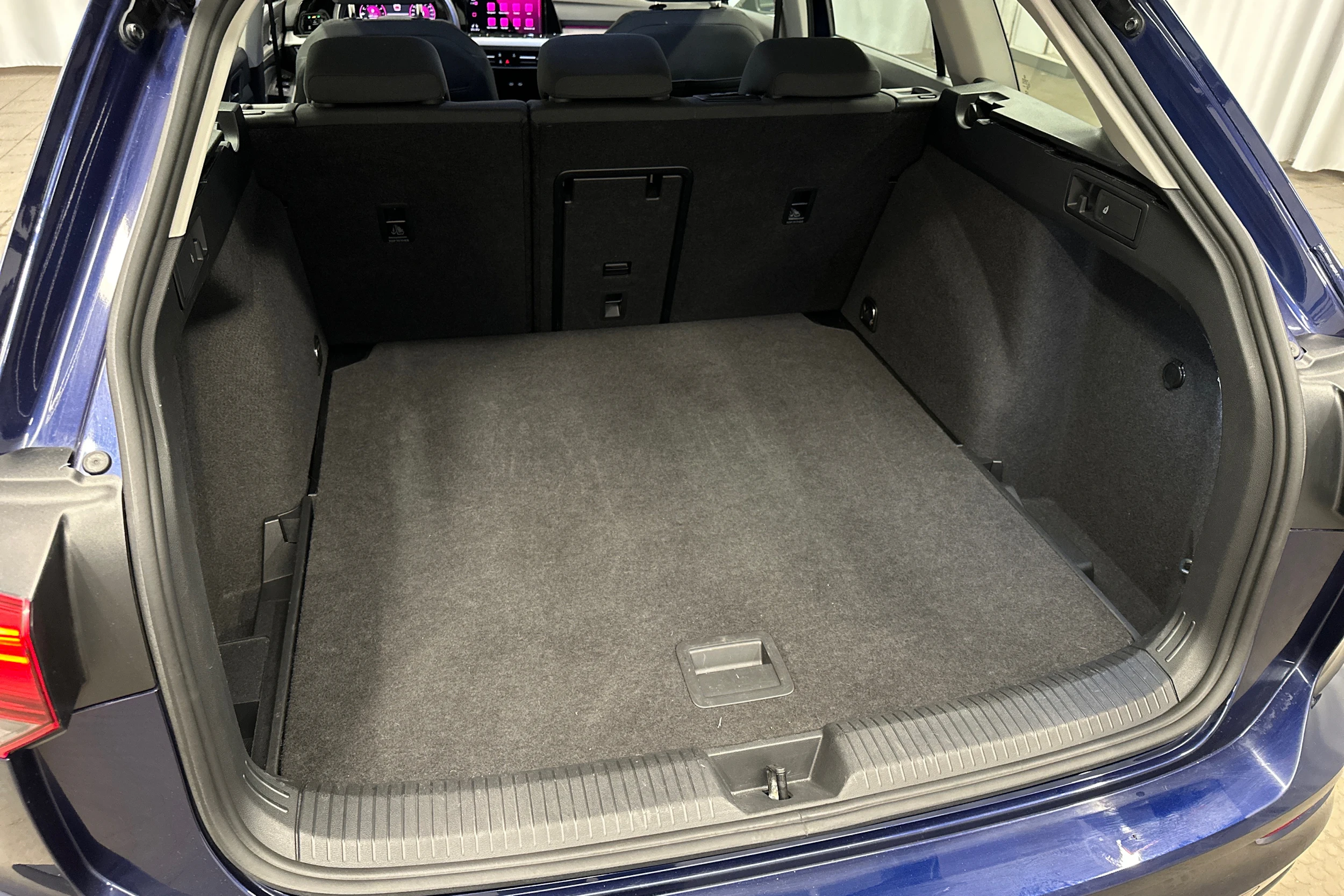 sininen Volkswagen Golf 2024 kuva 31.