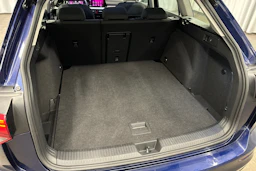 sininen Volkswagen Golf 2024 kuva 31.