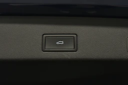 sininen Volkswagen Golf 2024 kuva 32.