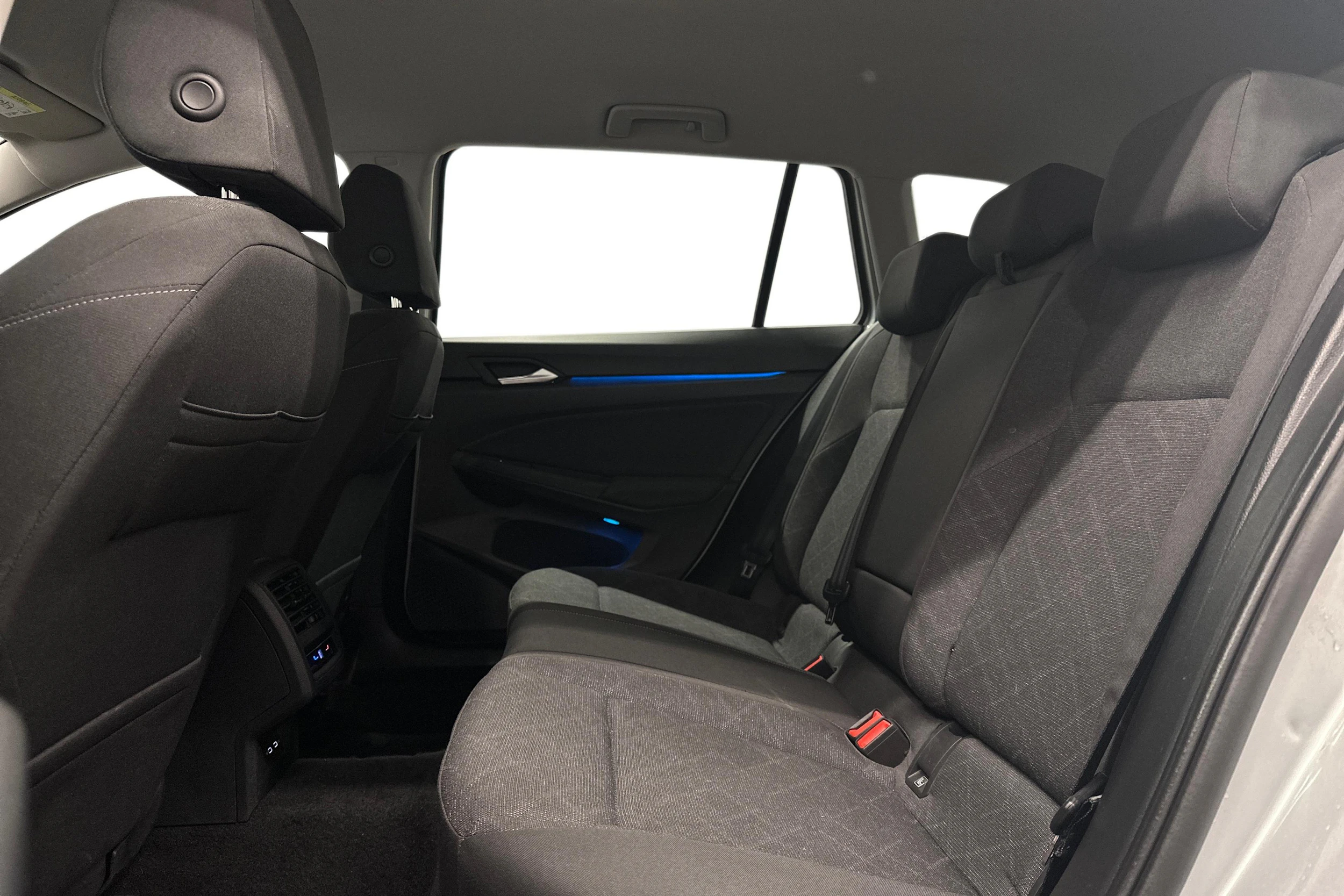 harmaa Volkswagen Golf 2024 kuva 8.