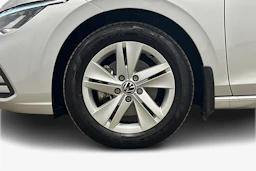 harmaa Volkswagen Golf 2024 kuva 9.