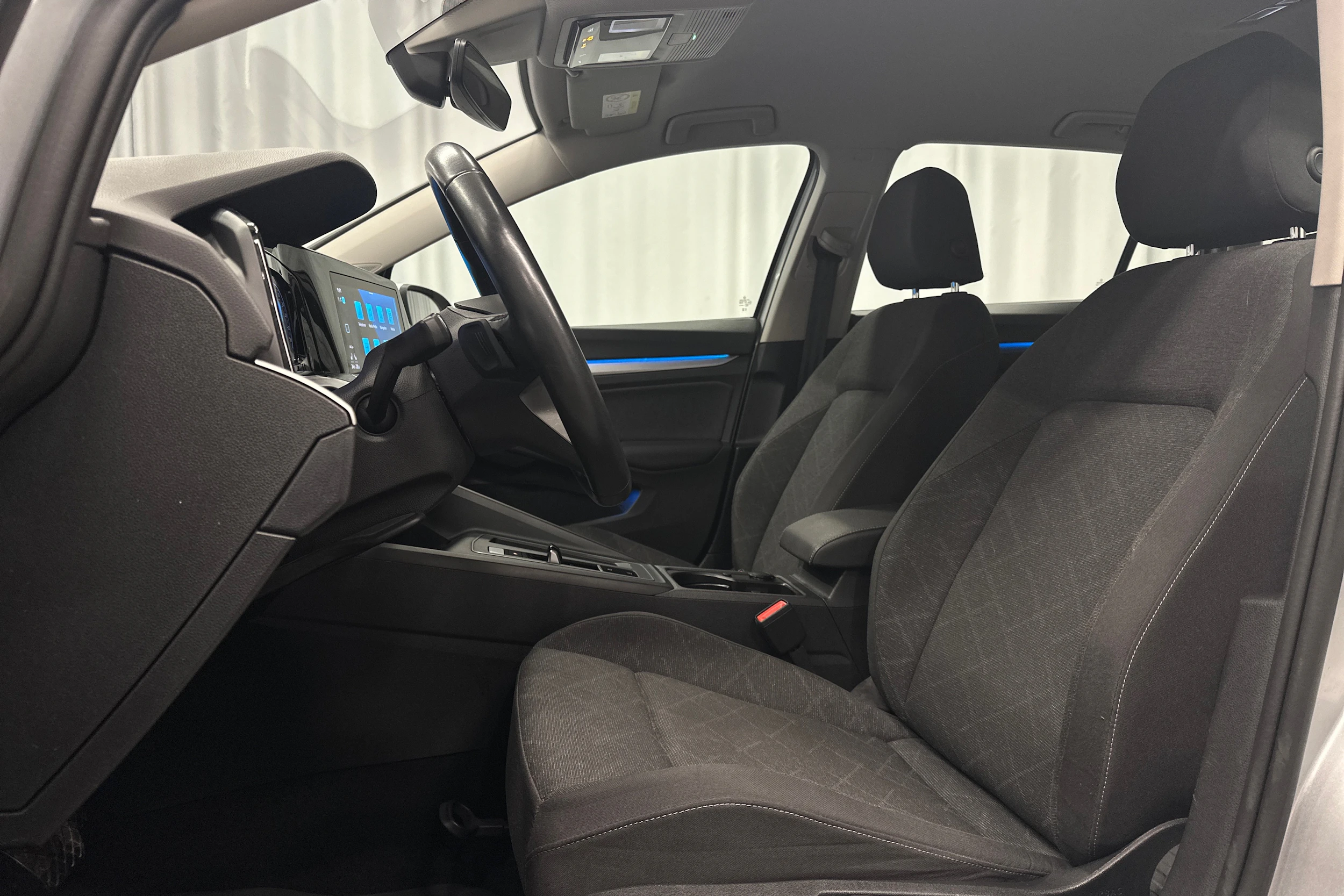 harmaa Volkswagen Golf 2024 kuva 13.